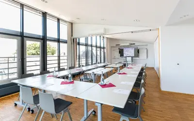 Ein Restaurant oder anderes Speiselokal in der Unterkunft Hotel NeuHaus