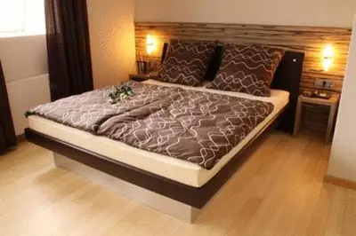 Ein Bett oder Betten in einem Zimmer der Unterkunft Designhotel Im Südfeld