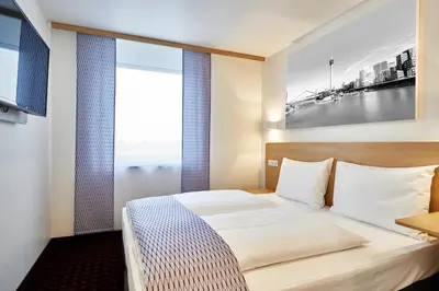 Ein Bett oder Betten in einem Zimmer der Unterkunft McDreams Hotel Düsseldorf-City