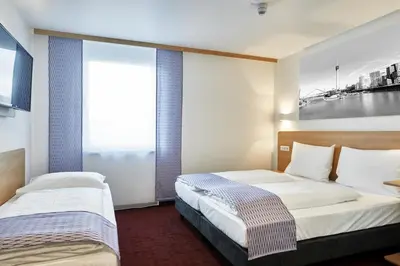 Ein Bett oder Betten in einem Zimmer der Unterkunft McDreams Hotel Düsseldorf-City