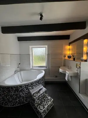 Ein Badezimmer in der Unterkunft Hotel Biedermeier