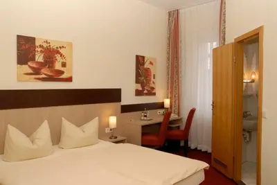Ein Bett oder Betten in einem Zimmer der Unterkunft Hotel Wuppertaler Hof