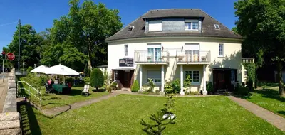 Ein Garten an der Unterkunft Pension-Sendis