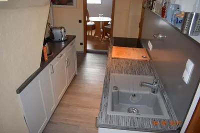 Küche/Küchenzeile in der Unterkunft Messewohnung Gräfrath