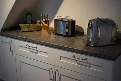 Küche/Küchenzeile in der Unterkunft Messewohnung Gräfrath