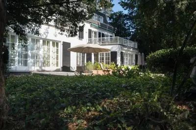 Ein Garten an der Unterkunft Hotel Villa im Park