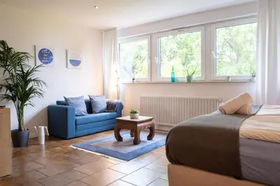 Ein Sitzbereich in der Unterkunft Helles Appartement mit eigenem Stellplatz