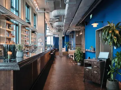 Ein Restaurant oder anderes Speiselokal in der Unterkunft 25hours Hotel Das Tour
