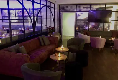 Ein Sitzbereich in der Unterkunft Hotel Ramor Garni