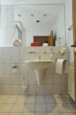 Ein Badezimmer in der Unterkunft Hotel Bergischer Hof