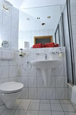 Ein Badezimmer in der Unterkunft Hotel Bergischer Hof