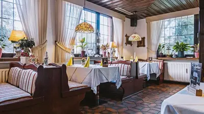 Ein Restaurant oder anderes Speiselokal in der Unterkunft Hotel Restaurant Menden
