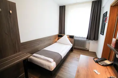 Ein Bett oder Betten in einem Zimmer der Unterkunft Center Hotel Essen