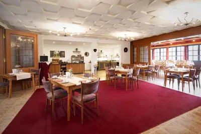 Ein Restaurant oder anderes Speiselokal in der Unterkunft Zur Alten Post