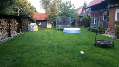 Ein Garten an der Unterkunft Ferienwohnung auf dem Land Schermbeck Moviepark