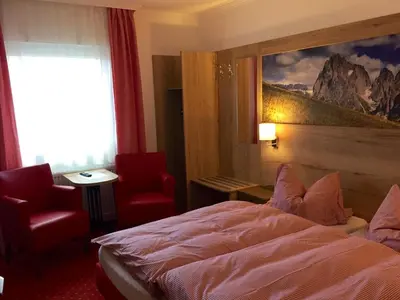 Ein Bett oder Betten in einem Zimmer der Unterkunft Hotel Peiler Garni