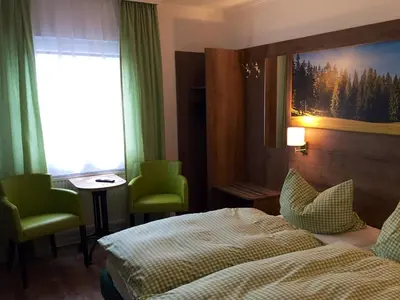 Ein Bett oder Betten in einem Zimmer der Unterkunft Hotel Peiler Garni
