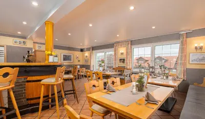 Ein Restaurant oder anderes Speiselokal in der Unterkunft Hotel Landgasthof Hölzer