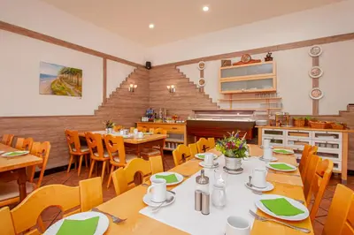 Ein Restaurant oder anderes Speiselokal in der Unterkunft Hotel Landgasthof Hölzer