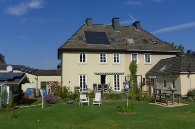 Ein Garten an der Unterkunft Altes Krupphaus auf der Heimaterde