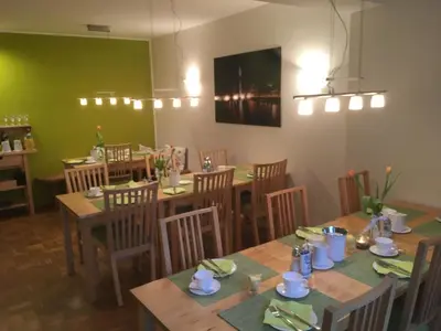 Ein Restaurant oder anderes Speiselokal in der Unterkunft Apartmenthaus Sonnen