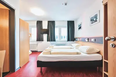 Ein Bett oder Betten in einem Zimmer der Unterkunft DJH Jugendgästehaus Adolph Kolping