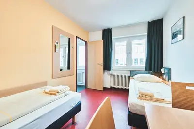 Ein Bett oder Betten in einem Zimmer der Unterkunft DJH Jugendgästehaus Adolph Kolping