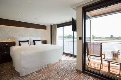 Ein Bett oder Betten in einem Zimmer der Unterkunft VIVA RIVERSIDE Altstadt Düsseldorf