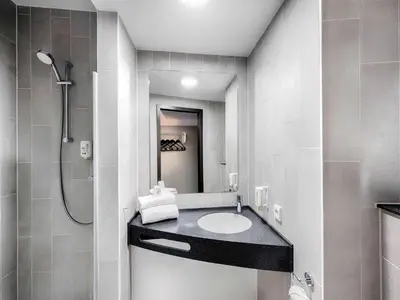Ein Badezimmer in der Unterkunft B&B HOTEL Düsseldorf-Mitte
