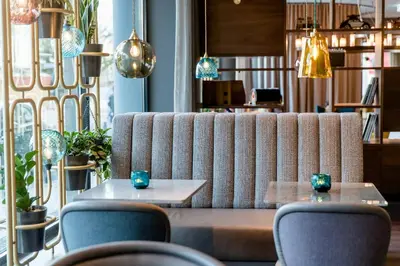 Ein Sitzbereich in der Unterkunft Motel One Essen