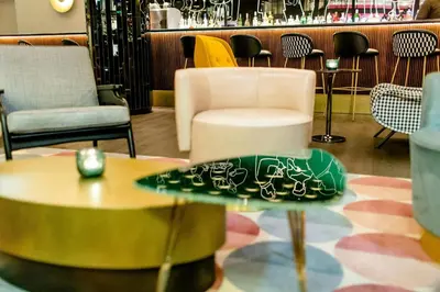 Ein Sitzbereich in der Unterkunft Motel One Essen