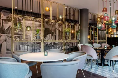 Ein Sitzbereich in der Unterkunft Motel One Essen