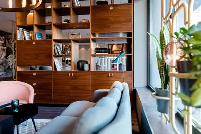Ein Sitzbereich in der Unterkunft Motel One Essen