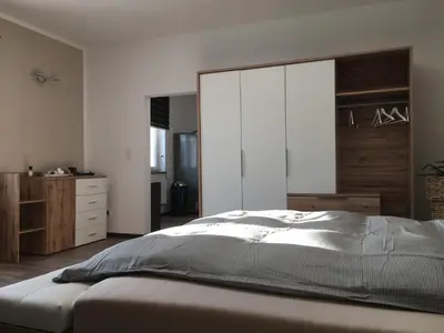 Ein Bett oder Betten in einem Zimmer der Unterkunft Stadtvilla Intzeplatz - Apartment Sylt