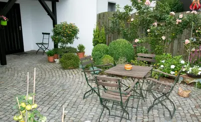 Ein Garten an der Unterkunft Pension Löw