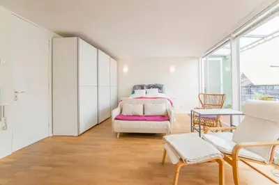Ein Bett oder Betten in einem Zimmer der Unterkunft Modernes, sonniges Appartement im Herzen von Düsseldorf