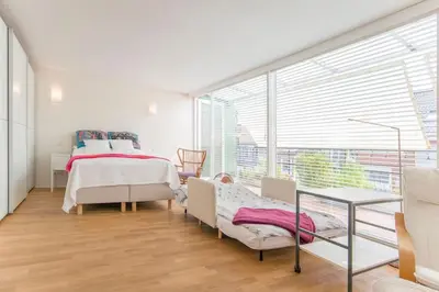 Ein Bett oder Betten in einem Zimmer der Unterkunft Modernes, sonniges Appartement im Herzen von Düsseldorf