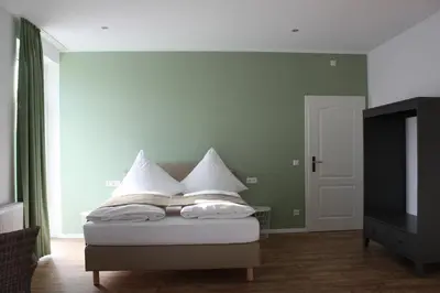 Ein Bett oder Betten in einem Zimmer der Unterkunft Hotel Grüner Baum