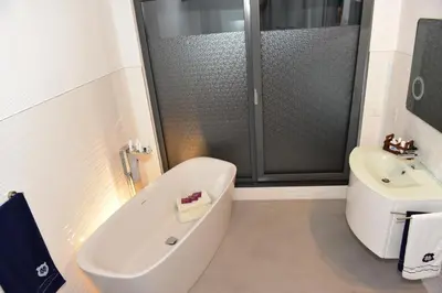 Ein Badezimmer in der Unterkunft The Fountain Loft - 170sqm