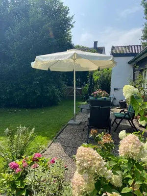 Ein Garten an der Unterkunft Bergisches Cottage Solingen - Tiny House mit Garten
