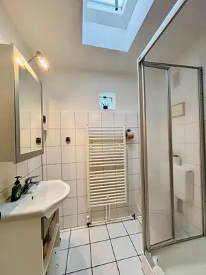 Ein Badezimmer in der Unterkunft Bergisches Cottage Solingen - Tiny House mit Garten