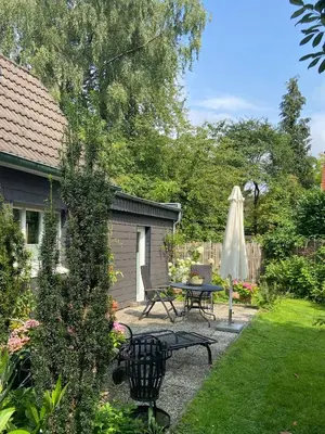 Ein Garten an der Unterkunft Bergisches Cottage Solingen - Tiny House mit Garten