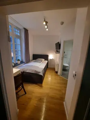 Ein Bett oder Betten in einem Zimmer der Unterkunft Fachwerk Hotel Wuppertal
