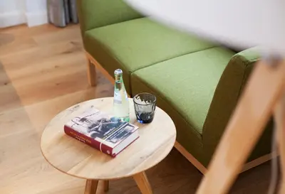 Ein Sitzbereich in der Unterkunft Schulhaus Hotel