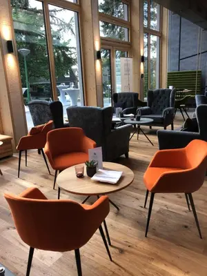 Ein Sitzbereich in der Unterkunft Schulhaus Hotel