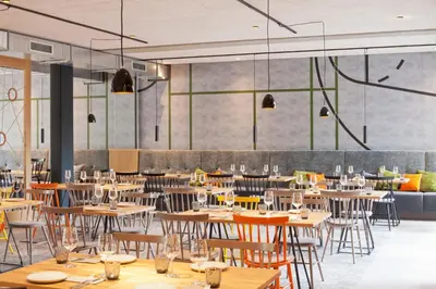 Ein Restaurant oder anderes Speiselokal in der Unterkunft Schulhaus Hotel