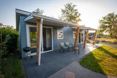 Das Gebäude in dem sich die Zelt-Lodge befindet