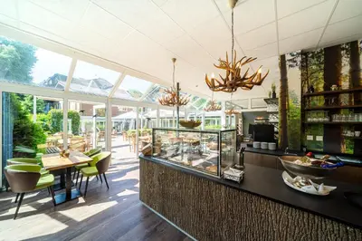 Ein Restaurant oder anderes Speiselokal in der Unterkunft Waldhotel Tannenhäuschen