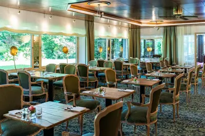 Ein Sitzbereich in der Unterkunft Waldhotel Tannenhäuschen