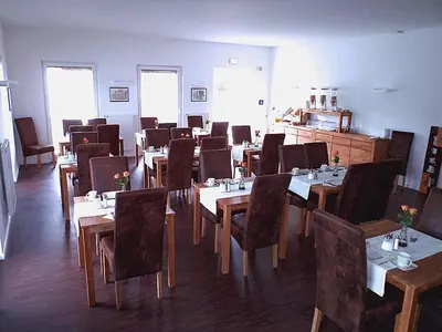 Ein Sitzbereich in der Unterkunft Das Neue Hotel Am Park